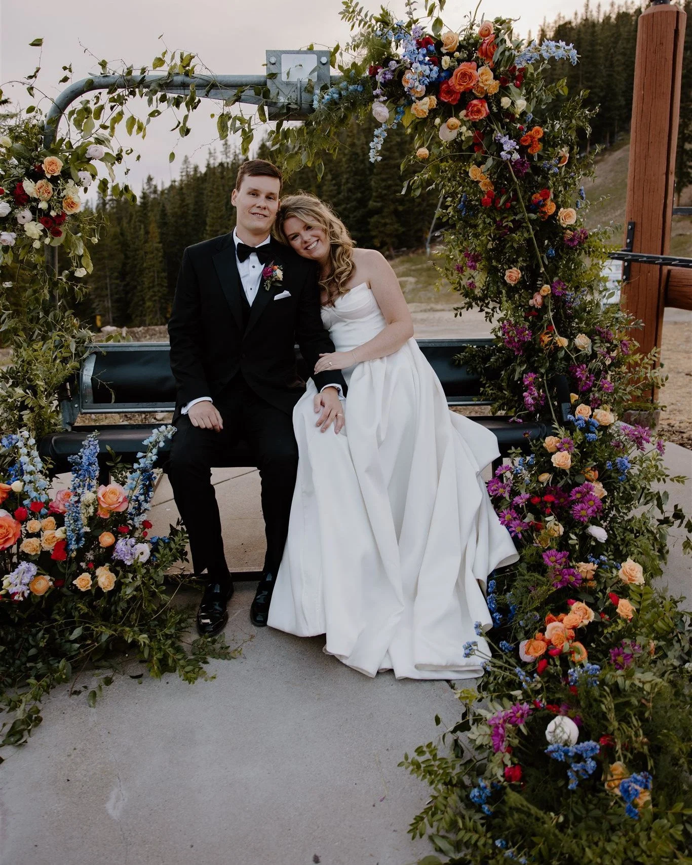 THIS is your sign to get a floral installation at your wedding. 

Trust me, your guests will go nuts!
👉Swipe Left!

Photographer: @calemitchellphotography 
Floral : @gardenofedencolorado 
Planner: @jess_pinkcevents 
Venue: Timber Ridge at @keystonew