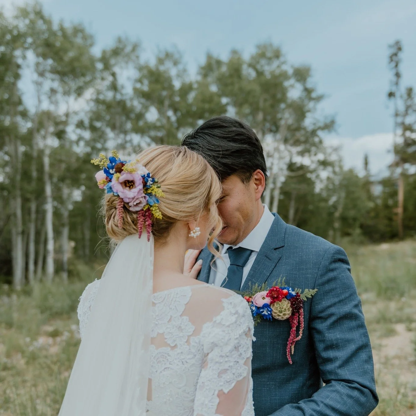 When the hair and pocket square complement each other oh so perfectly👌😍
.
.
.
.
.
.
.
📸 @aubreybethphotography 
📍 @granbyranchweddings 
💐 : yours truly @gardenofedencolorado 

#coloradowedding #coloradoweddingflowers #weddingflowers #breckenridg