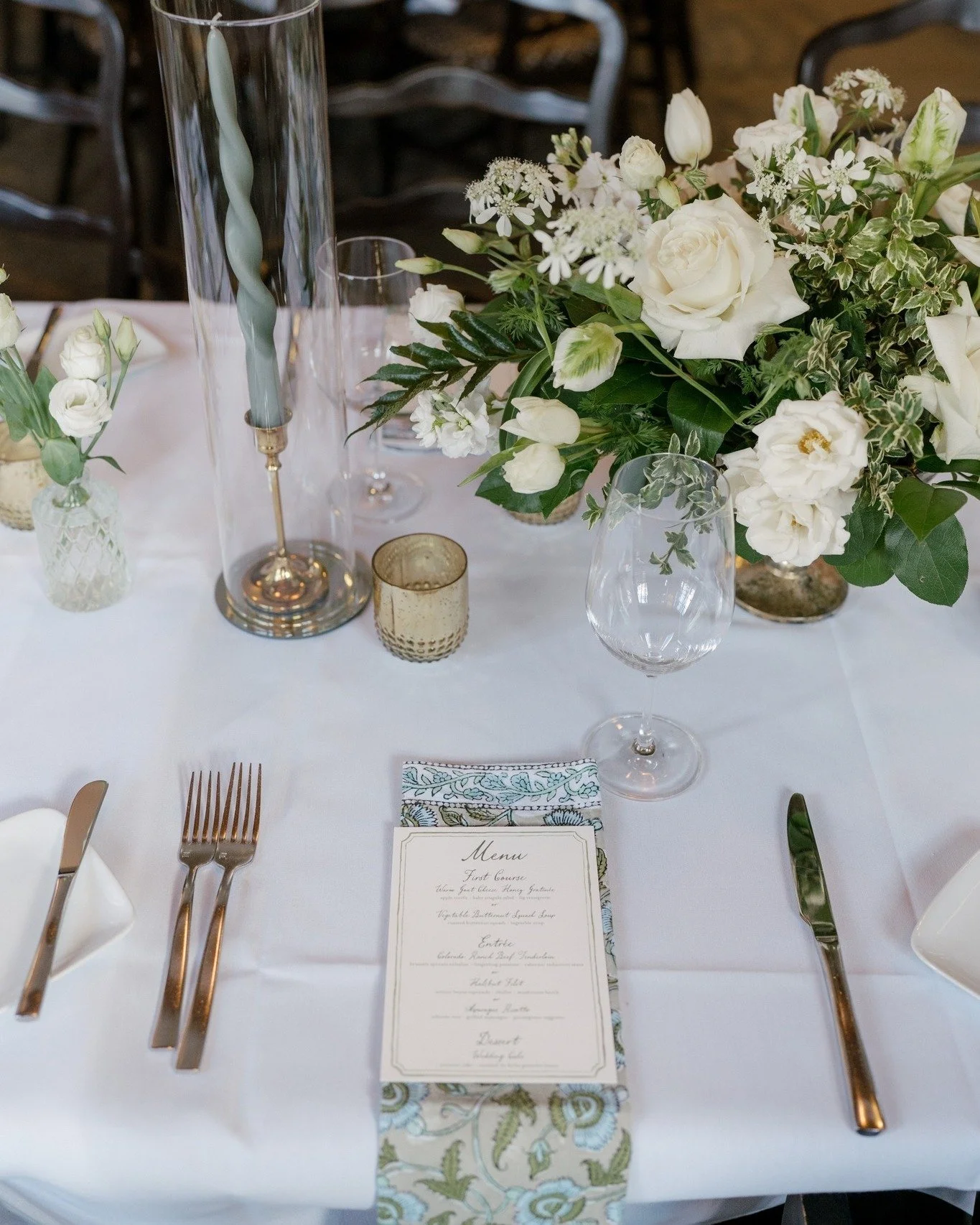 Flowers bring life to your table. BUT it&rsquo;s the little details like napkins and candle color that really tie it all together 👌

Julia &amp; Quinn felt the same, and the result was straight magic!

Photographer: @jessleighphotographer 
Florals: 