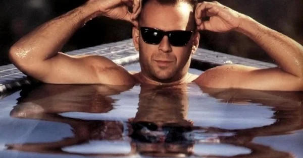 bruce-in-the-pool-bruce-willis-1413111-1024-768_0.jpg