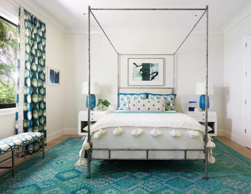 Fresh and clean for Spring. I love the mix of vintage rugs, new linens, and contemporary art. #bridgetbearistyle #rvadesigner #travelingdesigner #floridaproject #bedroomdesign #designinspo #bbd #bridgetbearidesigns 📸 @spmphoto