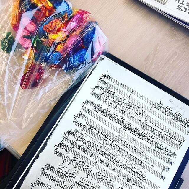 Perks of your parent coming to see your concerto - whipping out a ziplock bag of Quality Street left over from Christmas on the train 👌🏻😍🍬
.
.
.
.
#piano #pianist #music #classicalmusic #classicalmusician #concerto #gershwin #pianoconcerto #conce