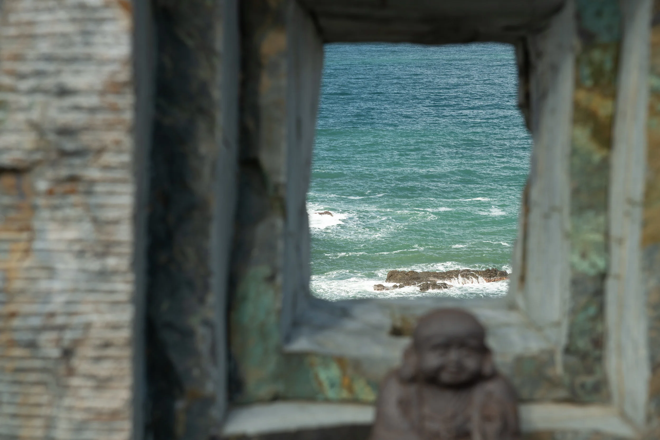 Portal to the sea / 海に続く窓