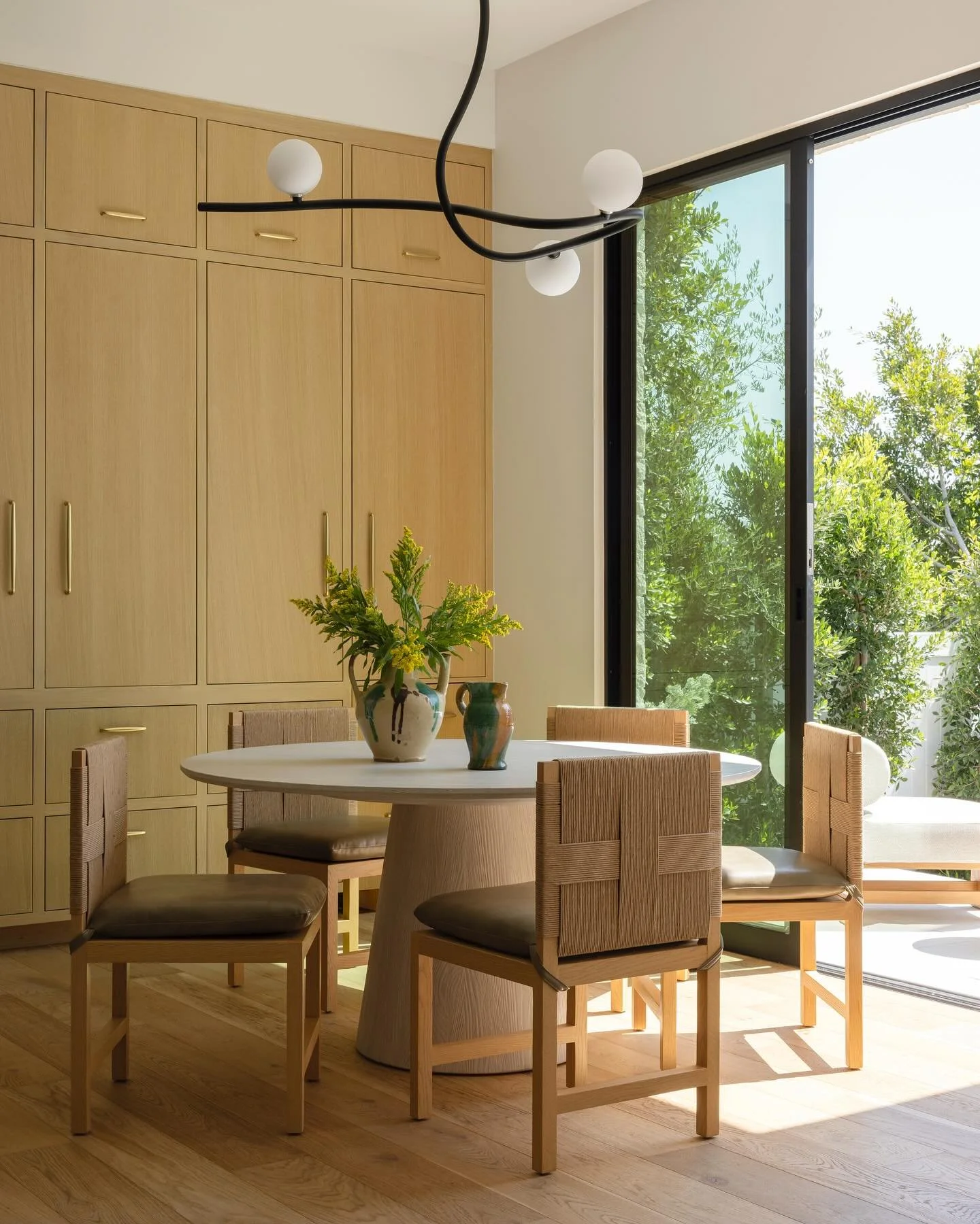 I love this time of year when the days get longer and the sun gets stronger. ☀️

Design by @two_tone_interiors 
Photography by @shelbybournephoto