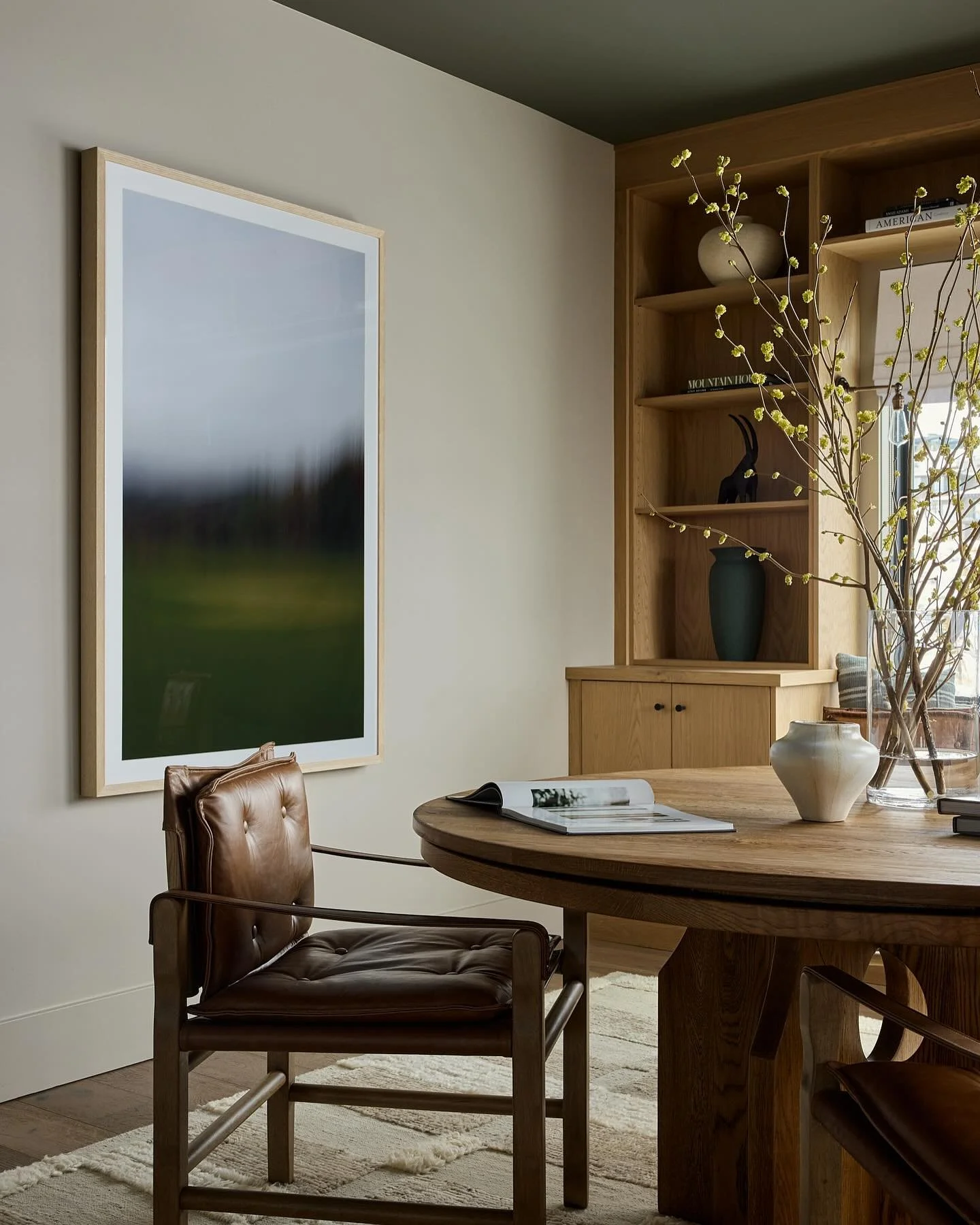 A cozy game room complete with a hidden poker table designed by @dama_interiors 

Photography by @shelbybournephoto