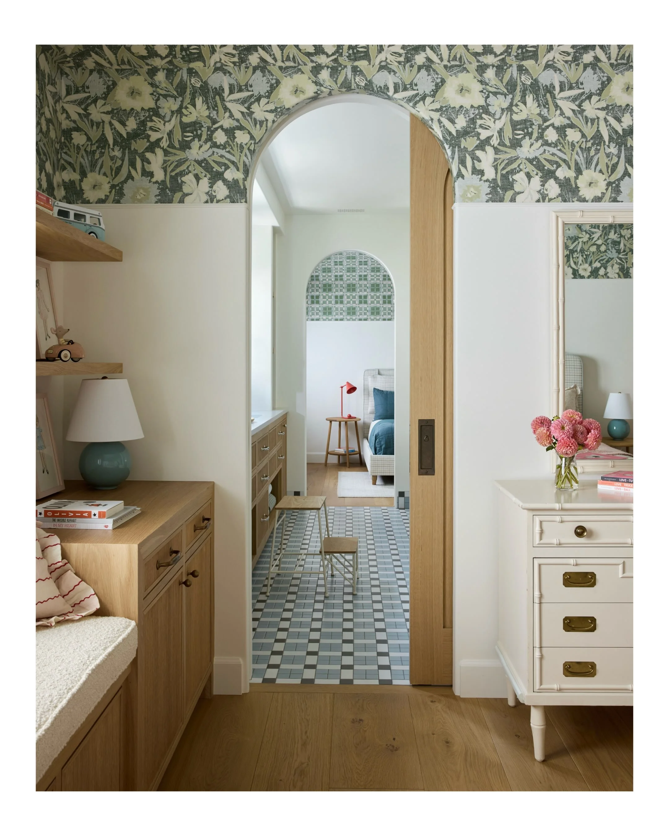 Kids rooms and nurseries are always my favorite to capture. They also take the most time and effort because we all know no kids rooms ever look this good for long. 

Design by @studio.hfd 
Styling by @stellaflynn 
Build by @ingenuity.builders 
Photog