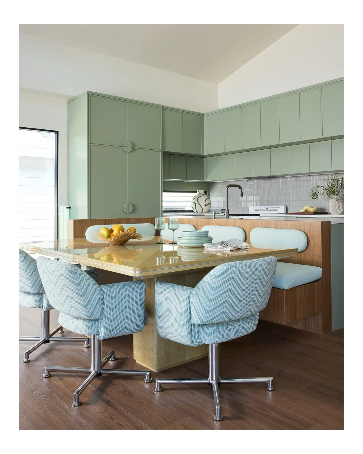 Green is a neutral if you ask me 🍀 a few more from @luludesignsbylindsay&rsquo;s Newport project featured in @housebeautiful. 

Photography by @shelbybournephoto 
Styling by @piecesofcate