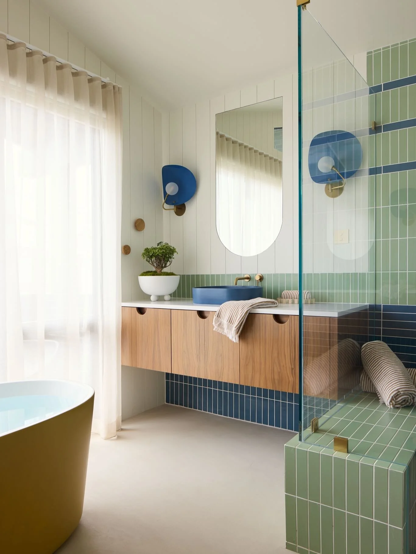 Thrilled to see this project on @housebeautiful this week! Such a fun one to capture because of all the bold and beautiful textures and patterns. Love a bit of mid-century funk! 

Design by @luludesignsbylindsay 
Styling by @piecesofcate 
Written by 