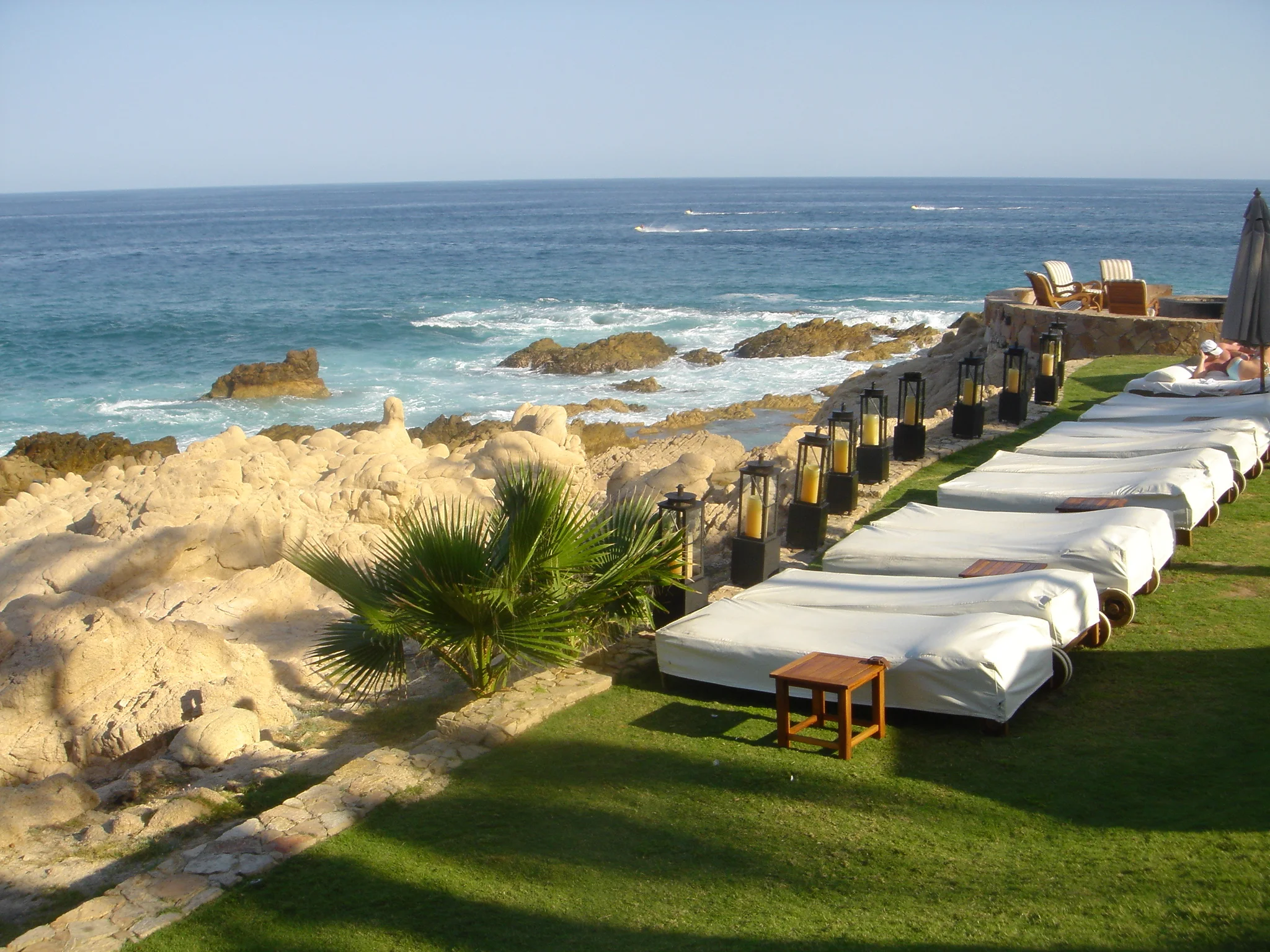 The simple textures mixed with the tropical environment shows the beauty of the peninsula city 