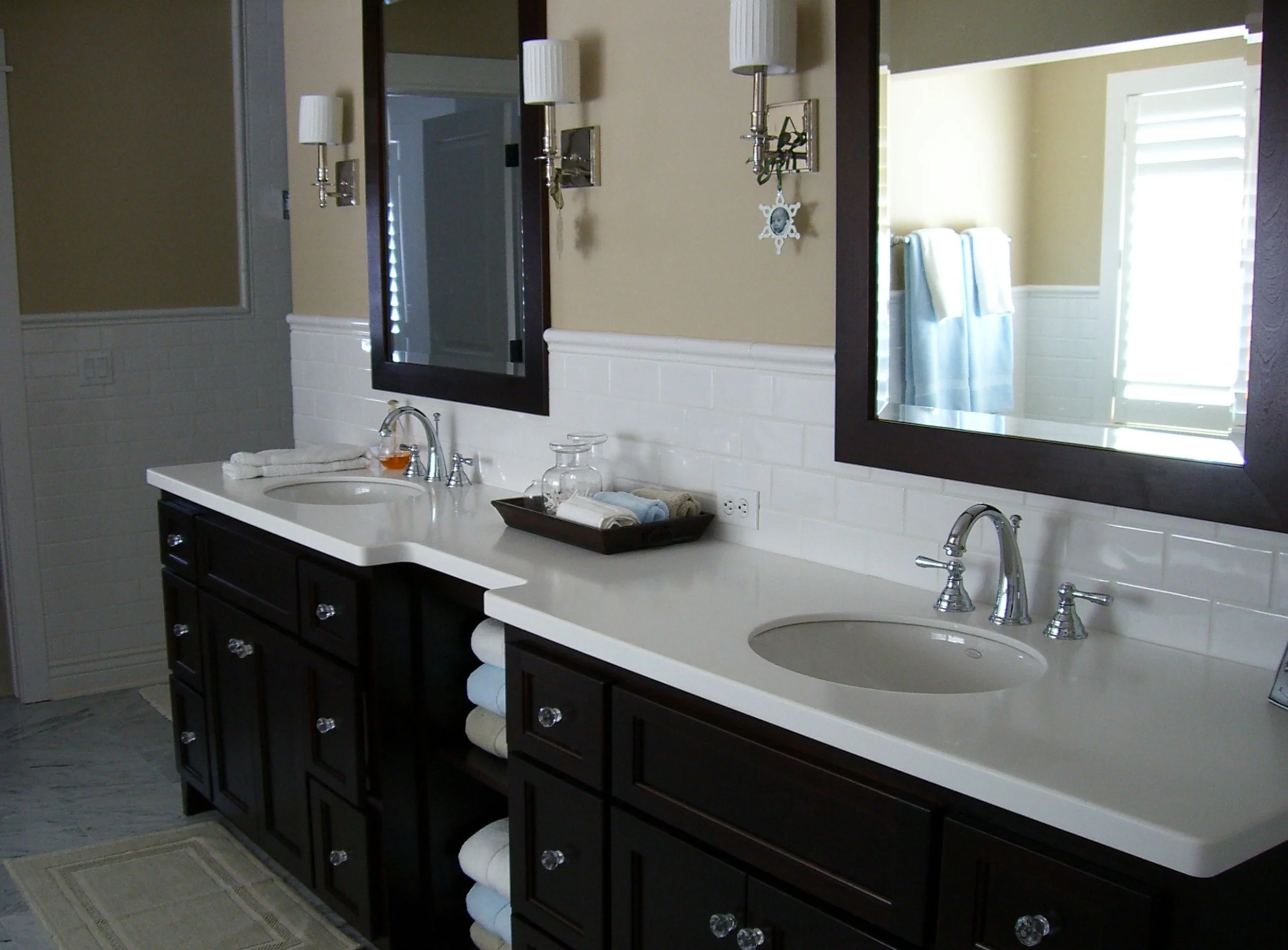 The tile work harmonizes the bathroom color and the cabinetry