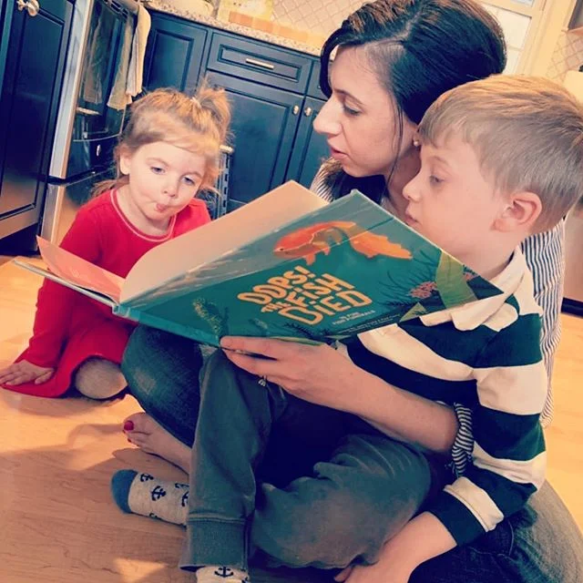 Love making fish faces while reading #oopsthefishdied .
.
.
.
#kidslit #yeskidsbookstagram #kidsbookswelove #momlife #momma #kidsdiy #kidscrafts #funnykids #funnymom #mommyandme #kidsactivities #teachersofinstagram #teacherlife