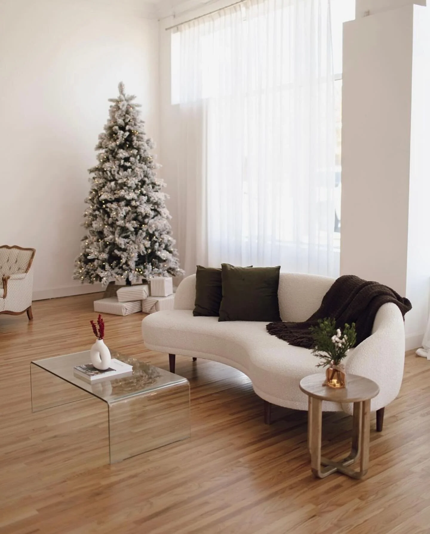 LAST MIN STUDIO MINIS! 

Two days available 🌟

Nov 24 &amp; Dec 1. These are $200. You will receive 20+ images! $100 due to book &amp; remainder due day of session. 

Link in bio to book!