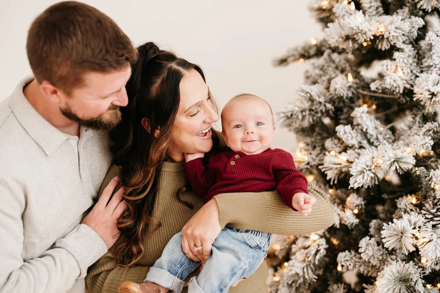 This little cuties first Christmas photos!!! Love this fam 🫶🏽