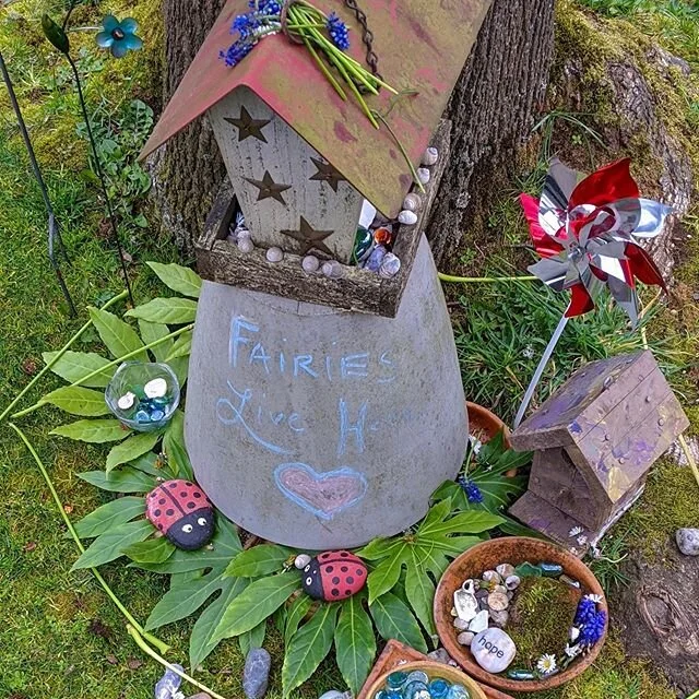 HVD original photo / the streets in my city may be strangely quiet, but they&rsquo;re far from empty

#foundart #takeawalk #hellstrip #creativity #imagination #fairygarden