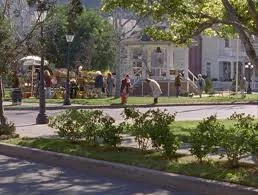 Spontaneous gatherings occurring in the Stars Hollow town square