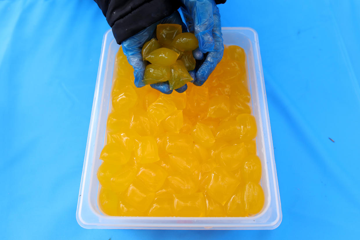 Ooho capsules with Lucozade Sport drink at the London Marathon (image courtesy of CBSNews.com/Charlie Crowhurst)