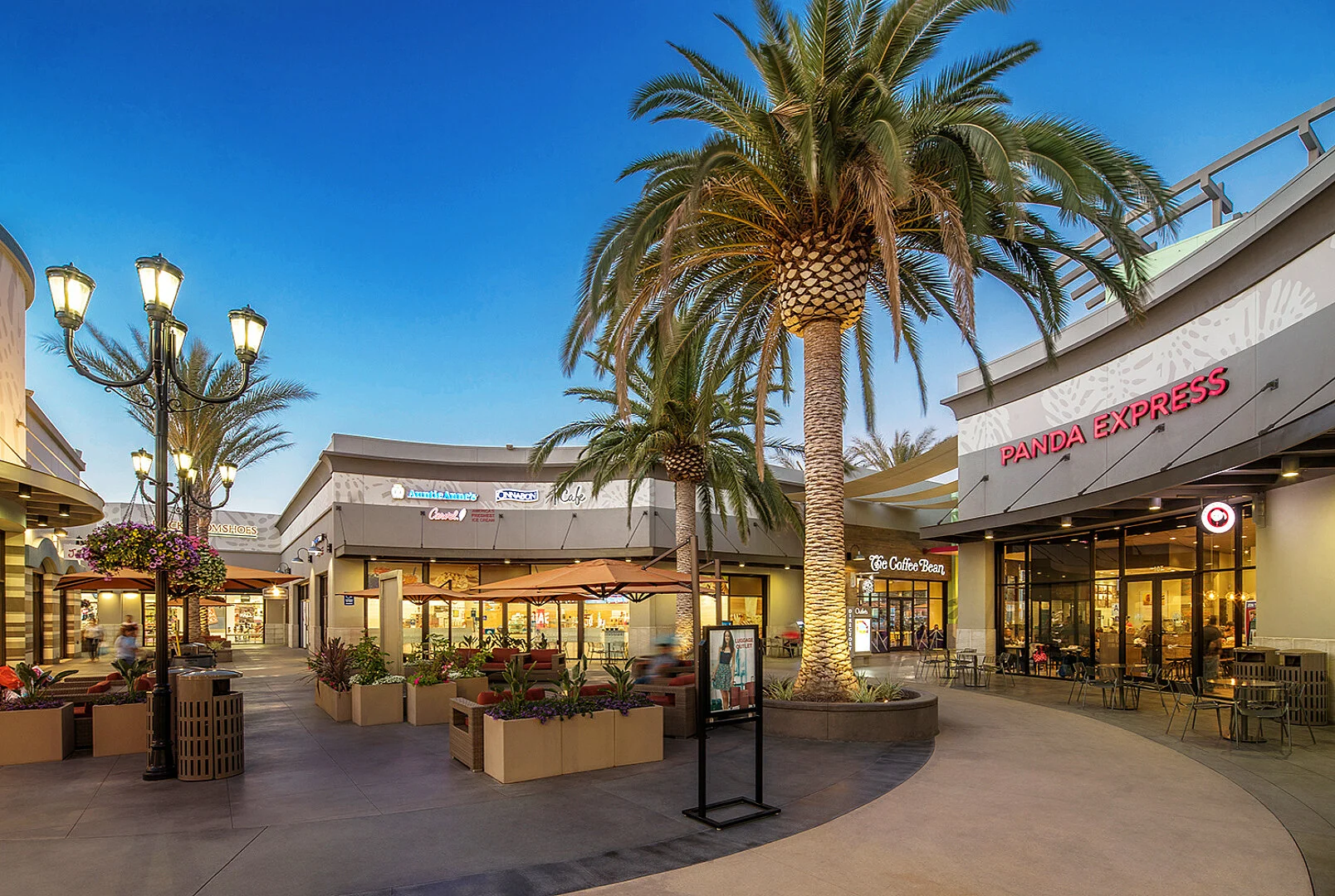 Outlets at the Border*