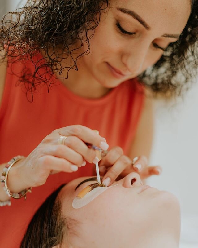 ↠ Getting those natural lashes prepped for a lash lift takes some real focus! ☺️
.
↠ We lift your natural lashes and separate them onto a silicone rod to create a beautiful curl. 💖
.
↠ Longer lashes definitely see more of a dramatic difference with 