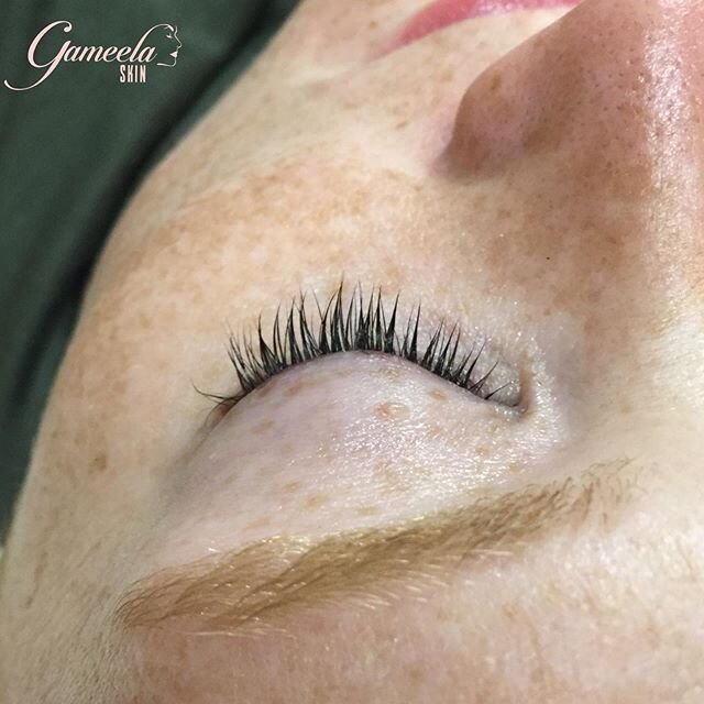 ↠ Lash tinting is perfect for summertime! 🌞
.
. ↠ With lash tinting we dye your natural lashes to make them stand out and give them a nice pop of color 🙌🏽
. .
↠ You can still wear mascara of course if you want, lash tinting is just a great alterna