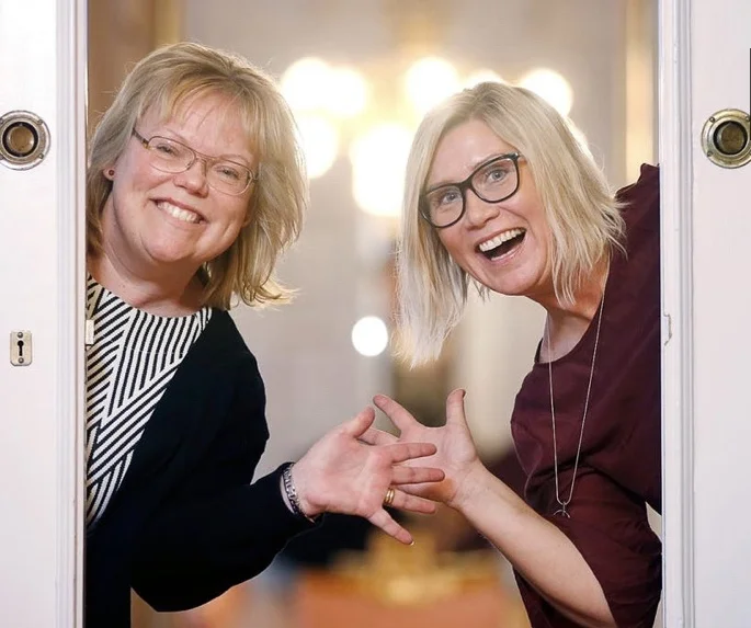 Åsa Kratz och Jannicke Serneberg tar emot Eskilstuna kommuns musikpris.