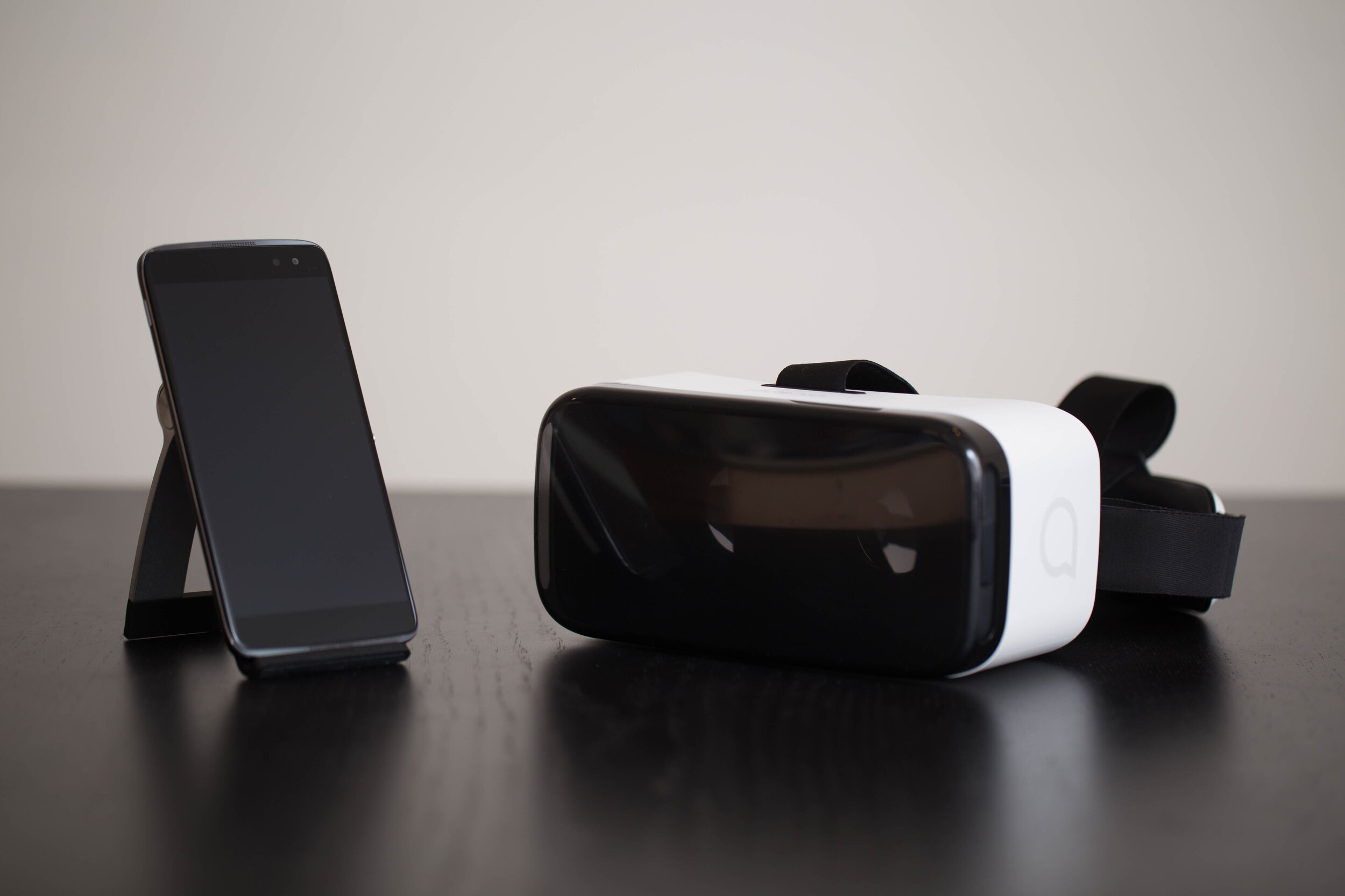 Alcatel Idol 4S - Smartphone &amp; VR Headset Bundle