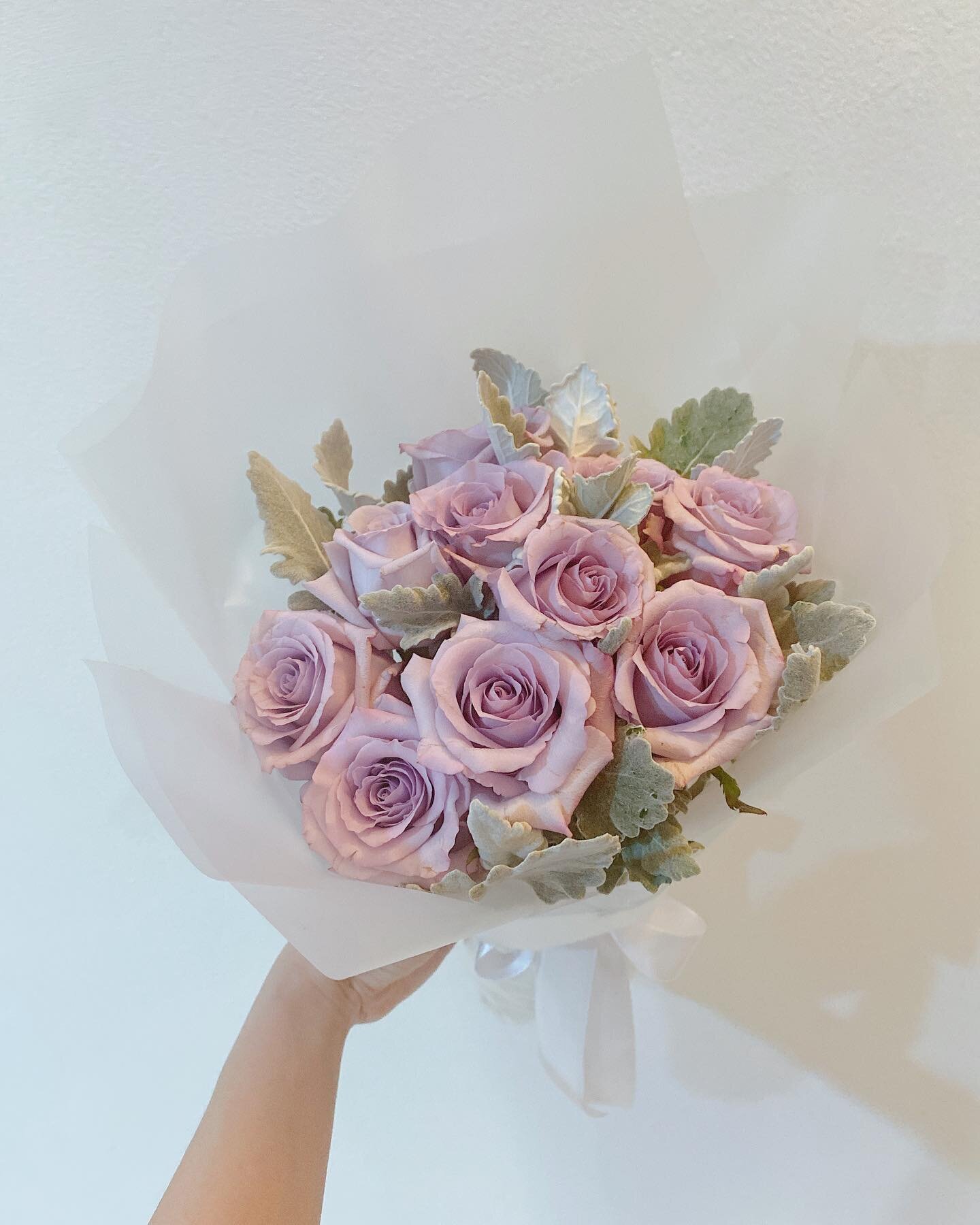 Lavender roses represent enchantment, splendor, wonder, and mystery 🔮 

This whimsical lavender hue is also associated with love or enchantment at first sight 💜

#moodfleur #sgflorist