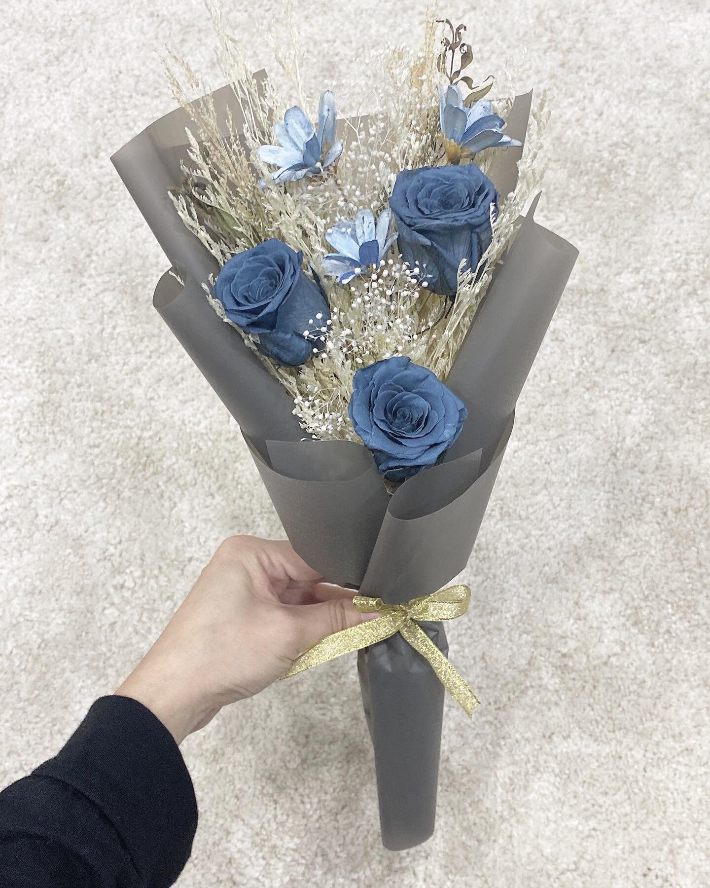 Customised blue preserved roses bouquet 💙 Shop now at www.moodfleur.com 

#moodfleur #sgflorist #preservedroses