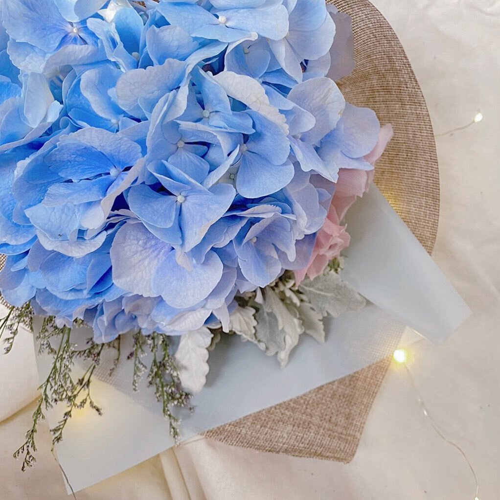 Look at this fluffy blue hydrangea!!! Shop now &gt; www.moodfleur.com/shop
.
.
#moodfleur #sgflorist