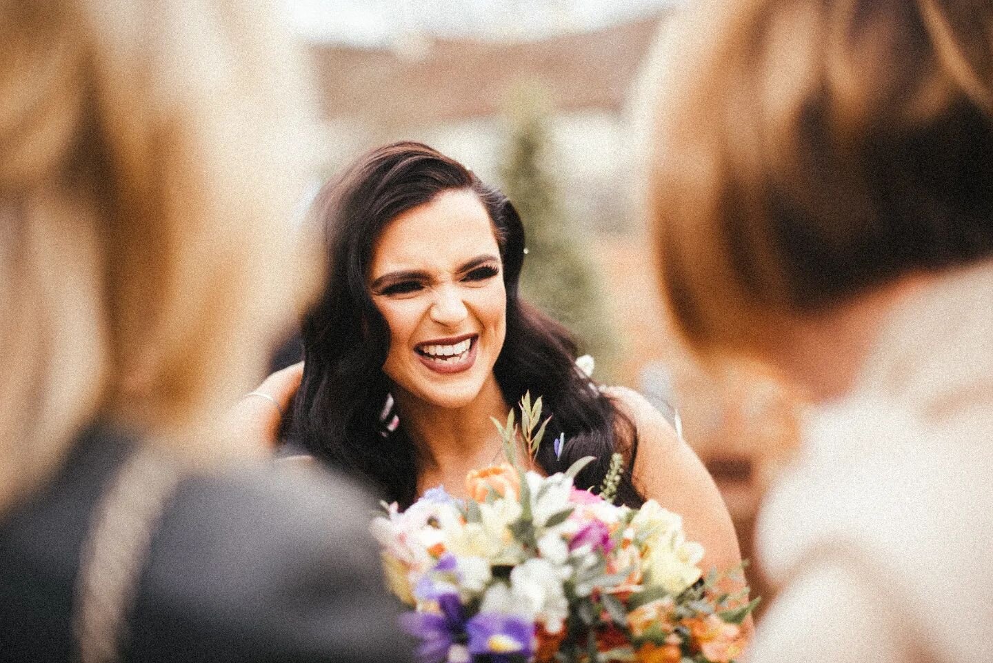 I N  T H E  M O M E N T //

Natural shots like this with the bride chatting to her guests is what it's all about...&hearts;️

#wedding #naturallight #naturalshot #weddingday #bride #shesaidyes #brideto2022 #bridetobe2023 #bridetobe #weddingflorals #d