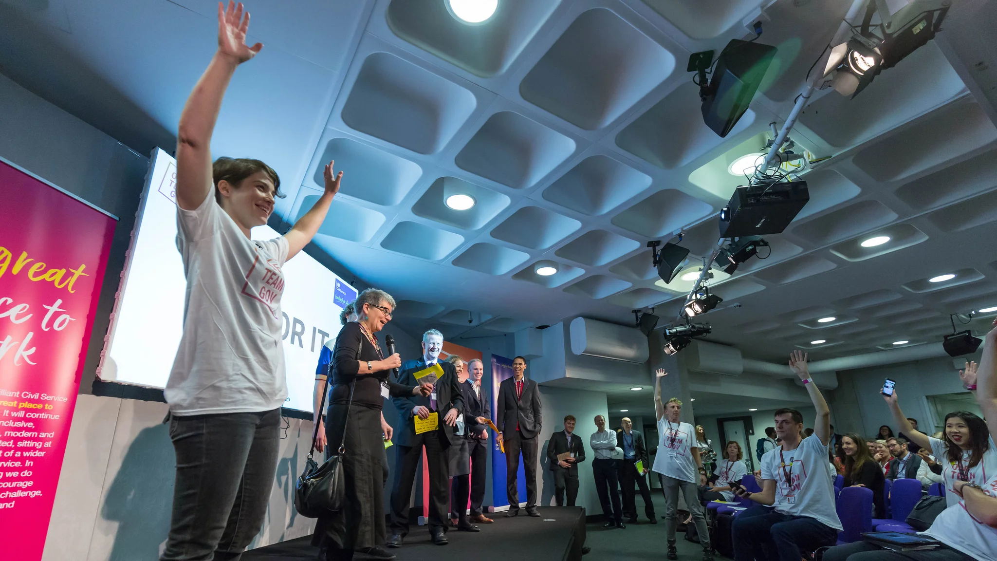 Kit Collingwood-Richardson facilitating the pitches at #Reimagine2017 - photo from One Team Gov flickr page