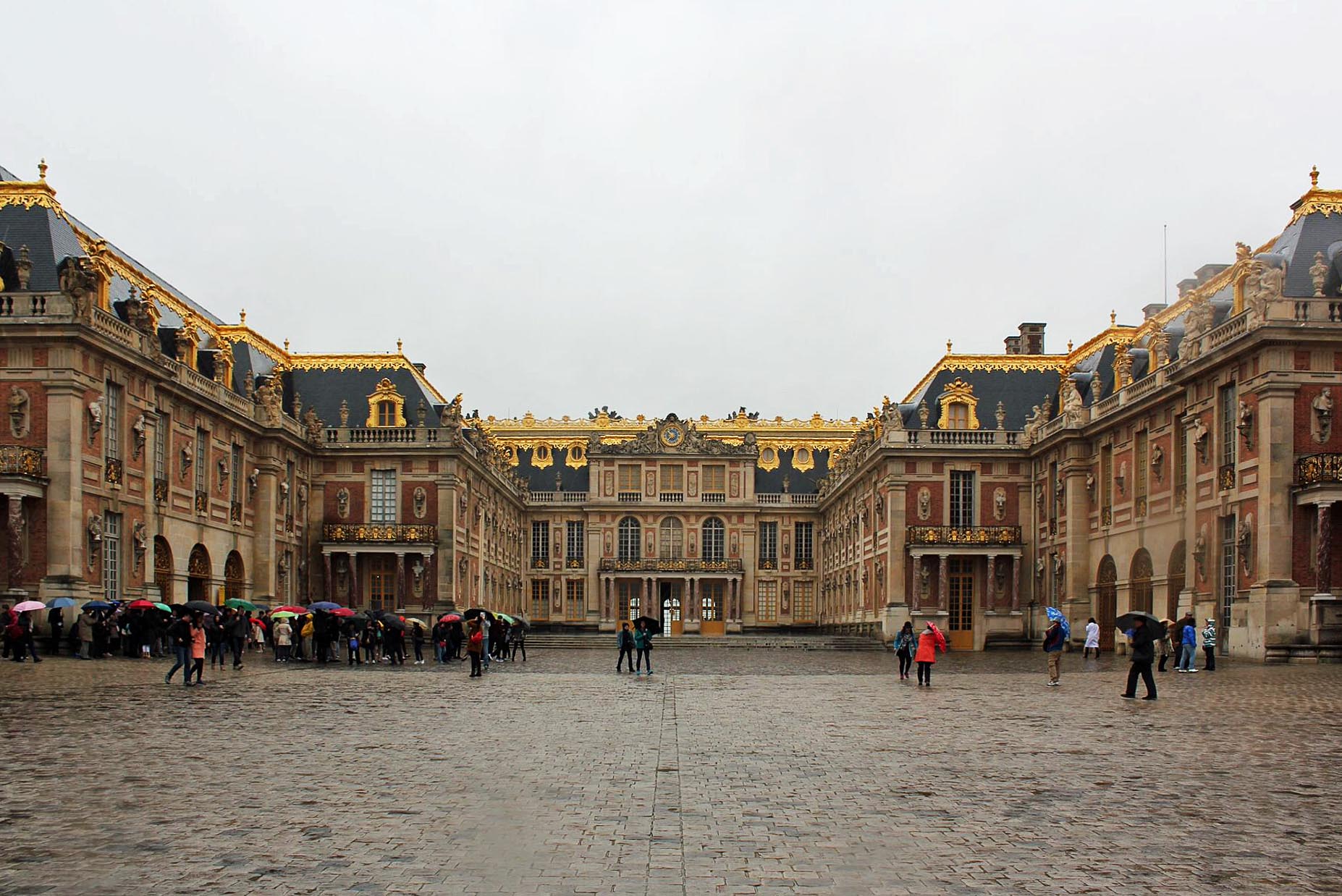 Versailles-Front-Entrance.jpg