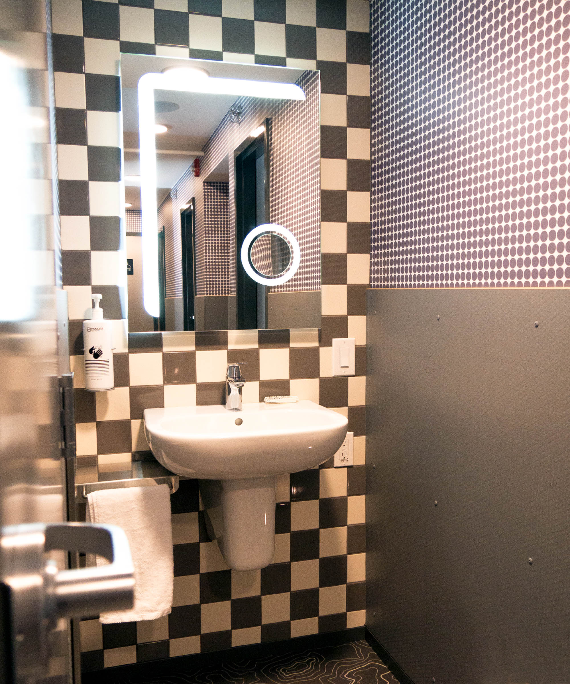 Pangea Pod Hotel - Budget Accommodation in Whistler Village