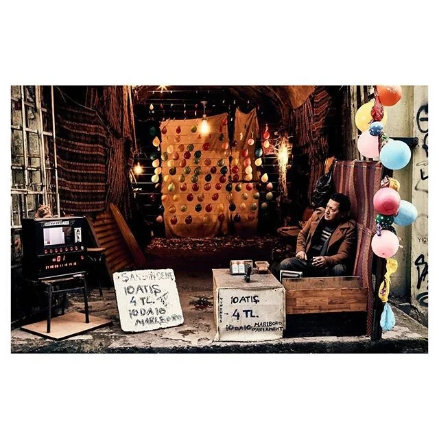 Ups and downs, infinite hills, alleys that make you doubt which way is your momentary home. 
Walking the streets on foreign countries it has always been my favorite, throw myself into the maze of lost corners. 
This entertainer was asked by myself to