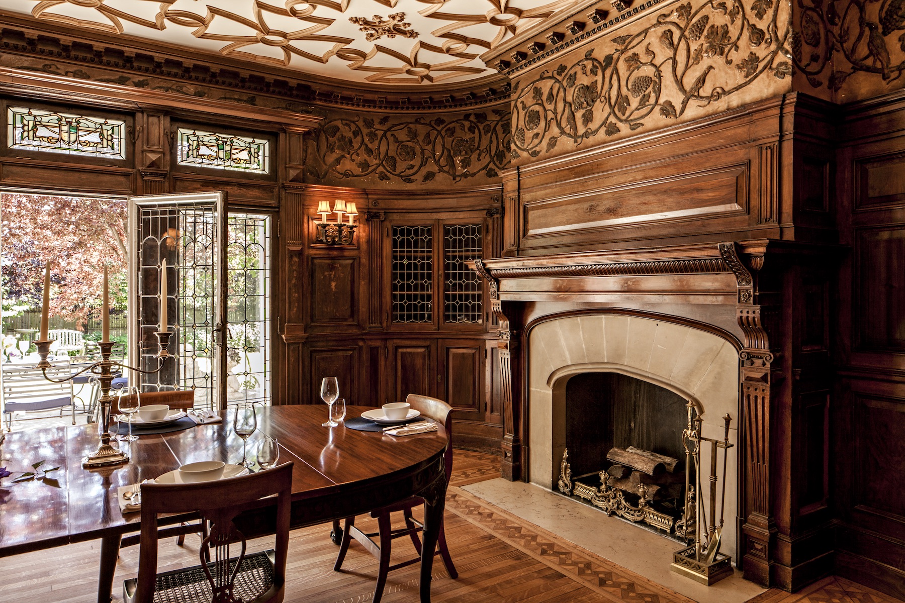 DiningRoomwFireplace .jpg
