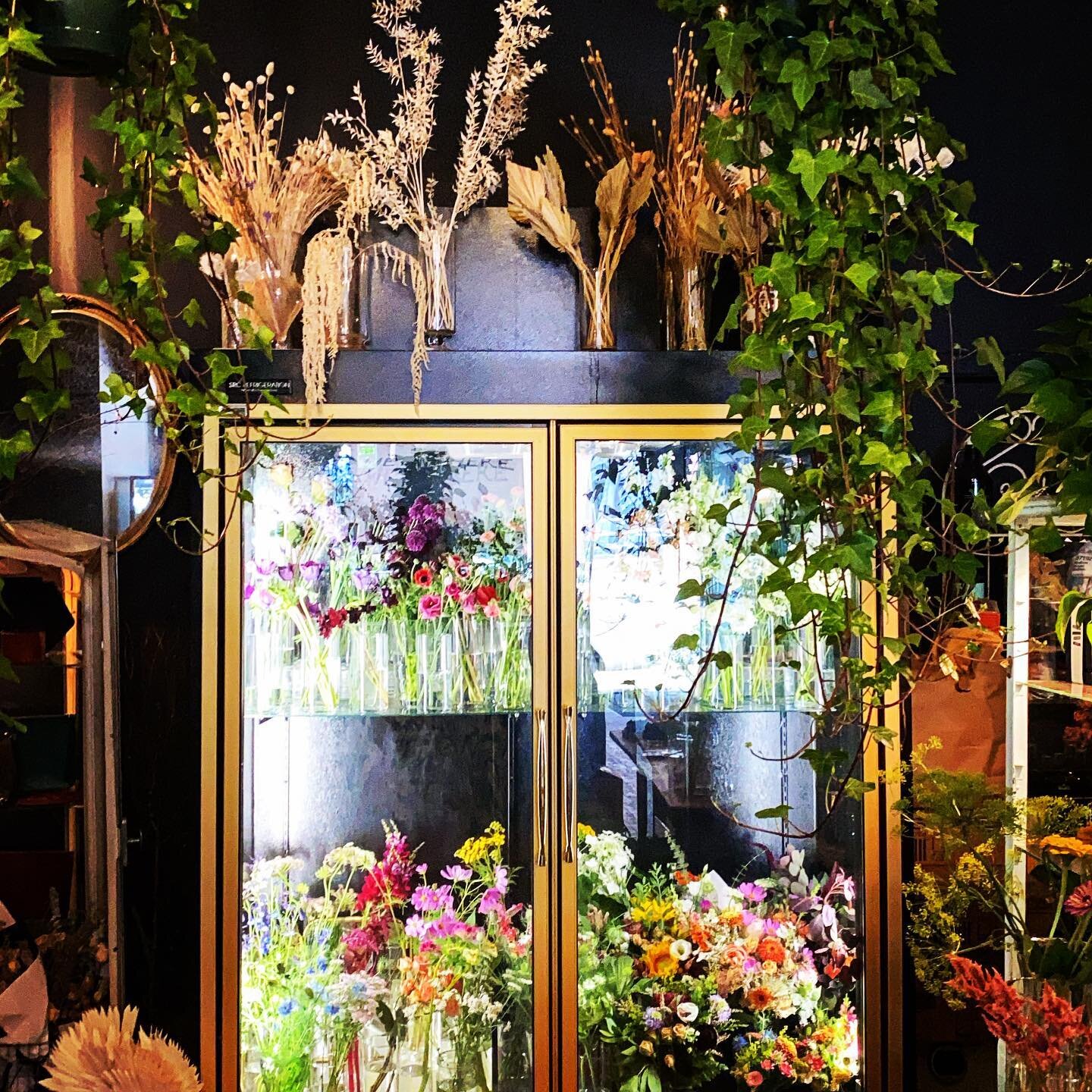 Friday visit to Chicago&rsquo;s own enchanted garden @asraigarden to scout some beautiful blooms 💐 💐During quarantine I so missed visiting this charming shop!#shoplocalchicago #floraldecor #chicagoshops #designingwithflowers #asraigarden