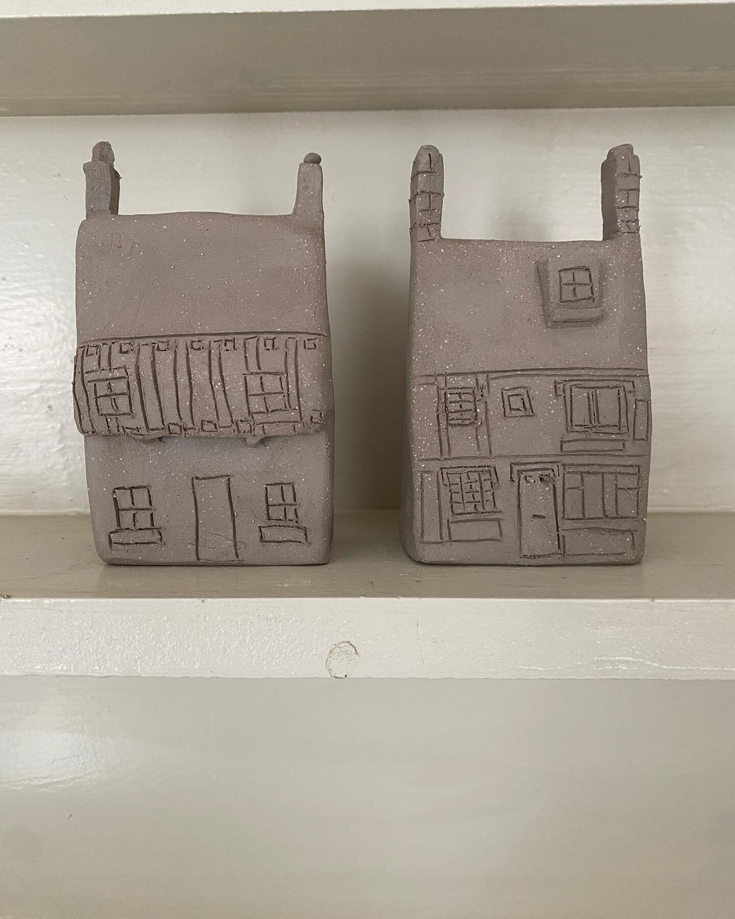 Taking inspiration locally for some of the houses in my next collection.

I live in a beautiful market town in North West Essex called Saffron Walden which has many beamed and pargetted houses which are often wonky too. 

I am taking a few days to de