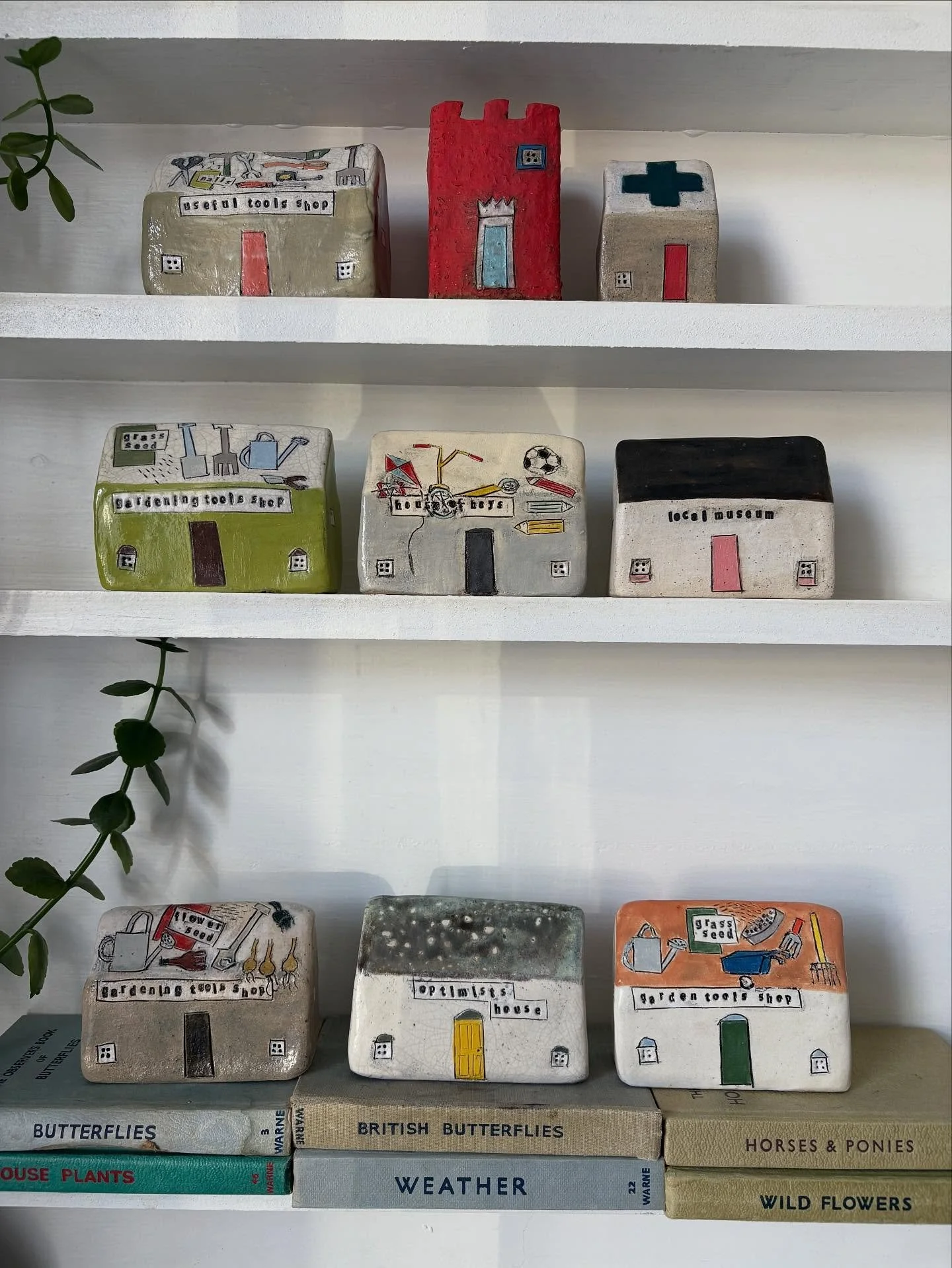 Having a little flash sale of the houses in my shop just because it&rsquo;s Saturday. Go and take a look. Link in bio. 

#ceramichouses #clayhouse #smallhouse #gardeners #gardeningisfun #gardenersgift #optimists #amandabanhamceramics #saffronwalden #