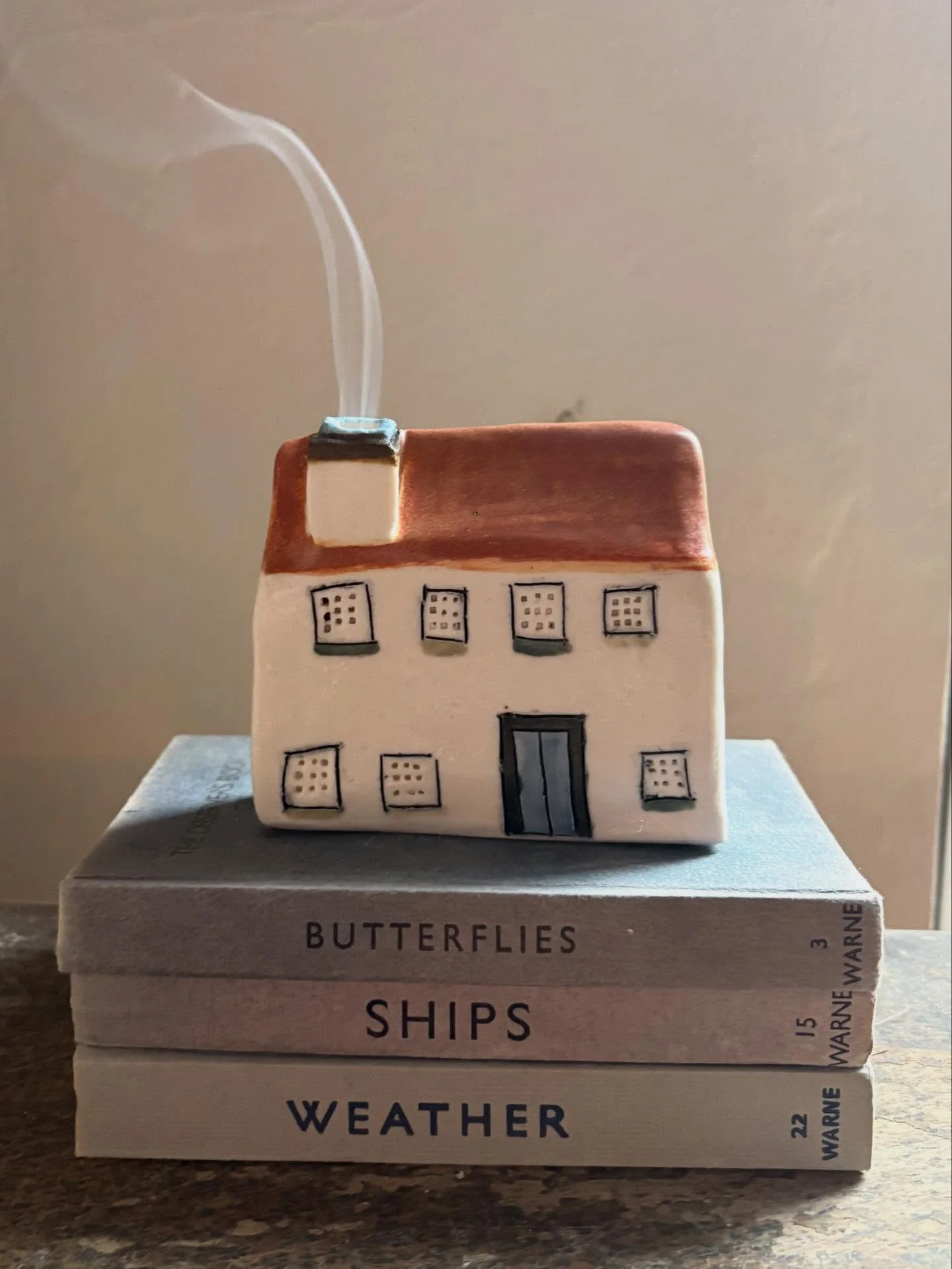 People keep asking me how the smoke comes out of the chimney. My reply is a tiny man smoking a cigarette. Nobody has questioned me yet&hellip;..

They will be for sale on Sunday at 7pm. Tiny man with cigarette not included. 

#ceramics #amandabanhamc