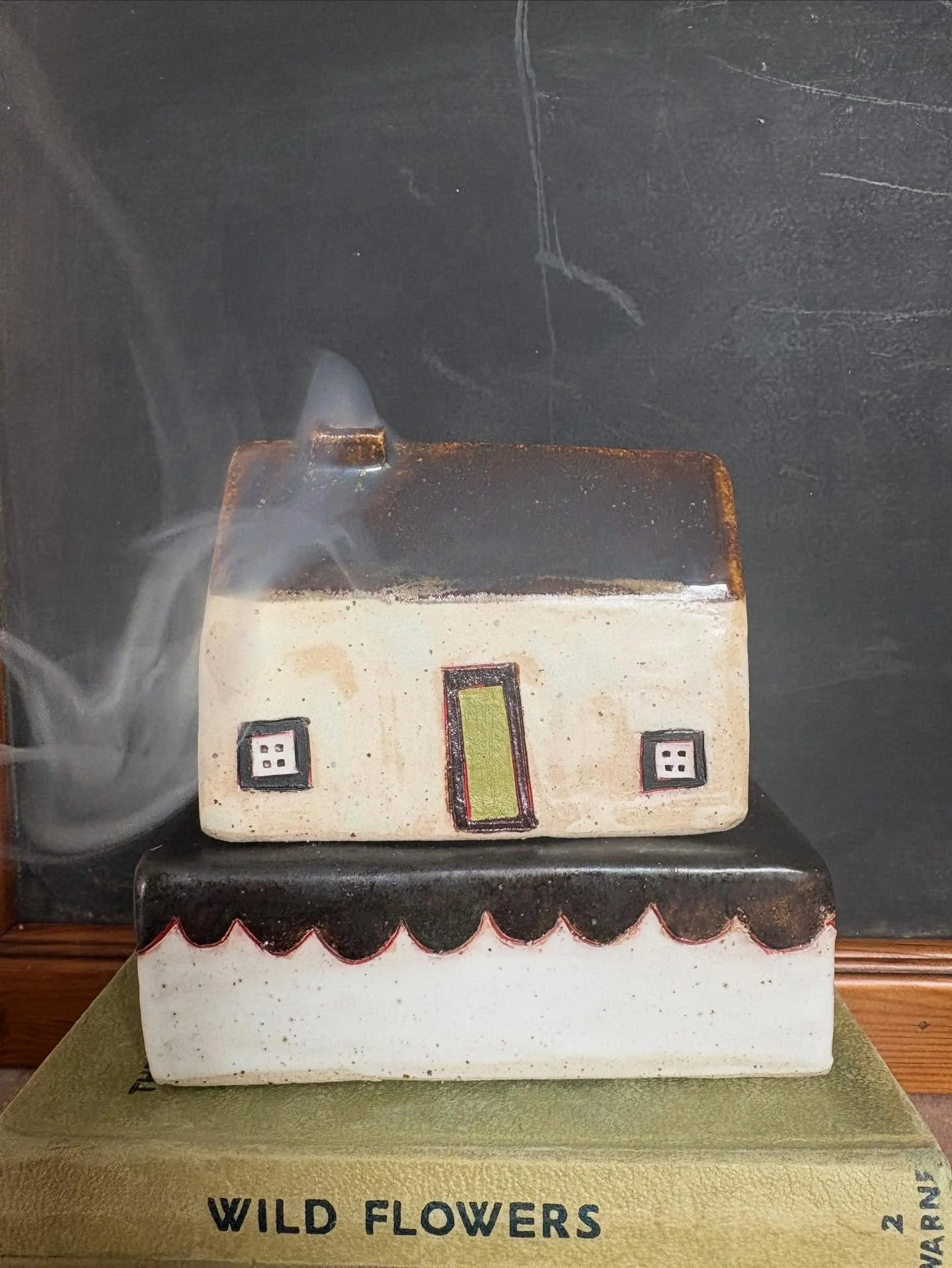If my smoke houses were on a TV advert&hellip;.. 

Who remembers the flake adverts from the 1970&rsquo;s/80&rsquo;s. This house is giving Flake advert vibes. 

#amandabanhamceramics #sultryceramics #kissmequick