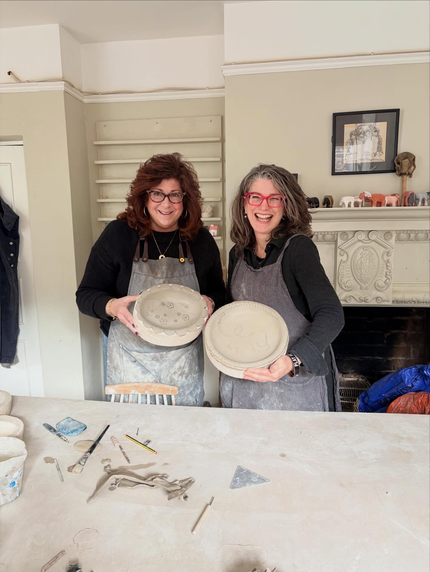 Yesterday I had so much fun hanging out with @robear728 and @jensearthangels  all the way from NYC.in my studio, after coffee, with an impromptu workshop making bowls. Talking non stop and laughing in the pauses we then made our way to @cafe_coucou f
