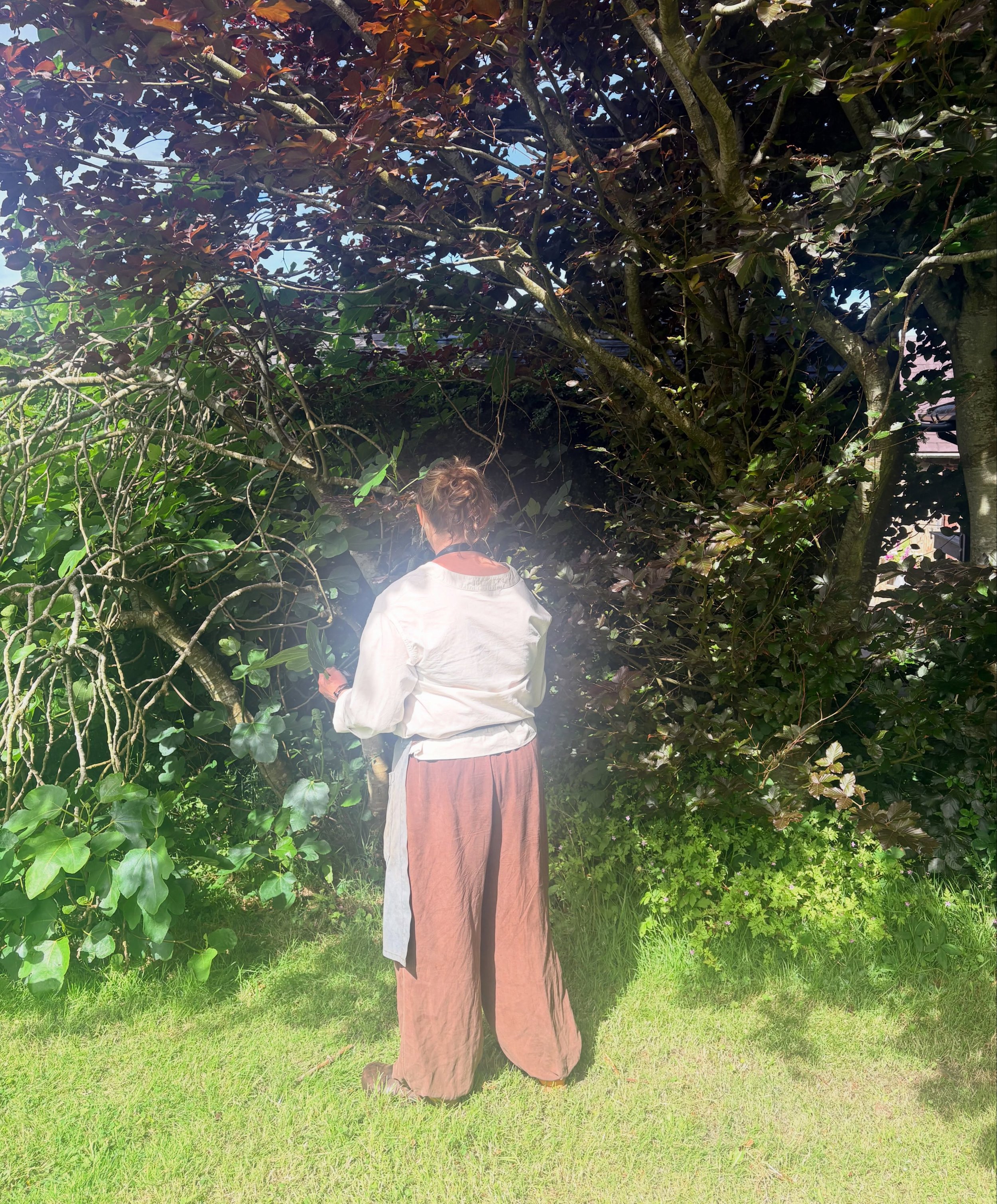 This is not from now but is from my weekend in Wales @fforest in June when I was on the Glow women&rsquo;s retreat teaching ceramics. 

My sister too this photo of me foraging for interesting leaves to use in a printing workshop with @alice_calcasola