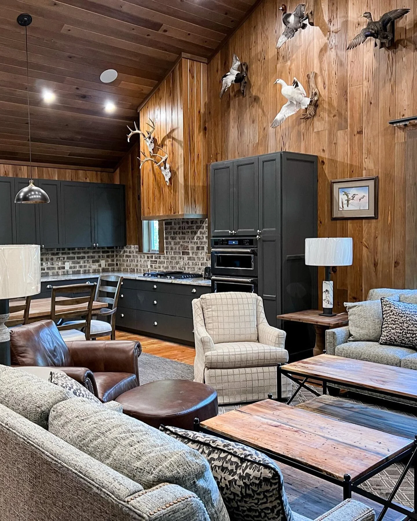 A special peek at a recent install! This Mississippi lake house project incorporated all of the details my client wanted, and it was so special to watch everything finally come together 😍 More details to come!
.
.
.
#kimberlybaconinteriors #lakehous