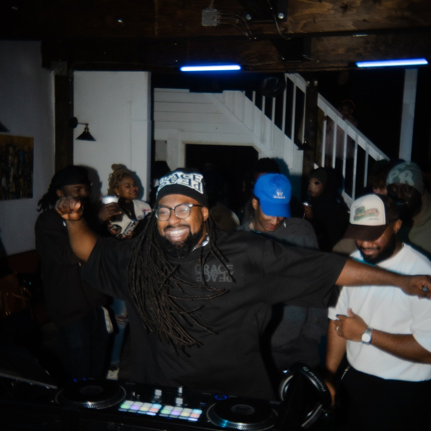 Pictures from this last weekends tea party at @gillybrewbar ft. @thehopebooth. I&rsquo;m so thankful to everyone who joined us! All photos by @diviemoss (hire the man) 

1. A time was had 

2. Me looked crazy while the crowd was lit! 

3. Whoever hom