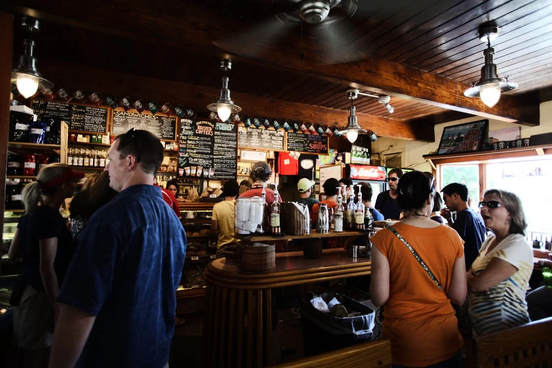 restaurant-people-alcohol-bar.jpg