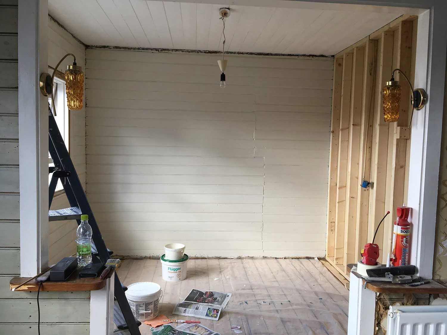 Málning komin á veggi og loft, birtir smávegis til í rýminu