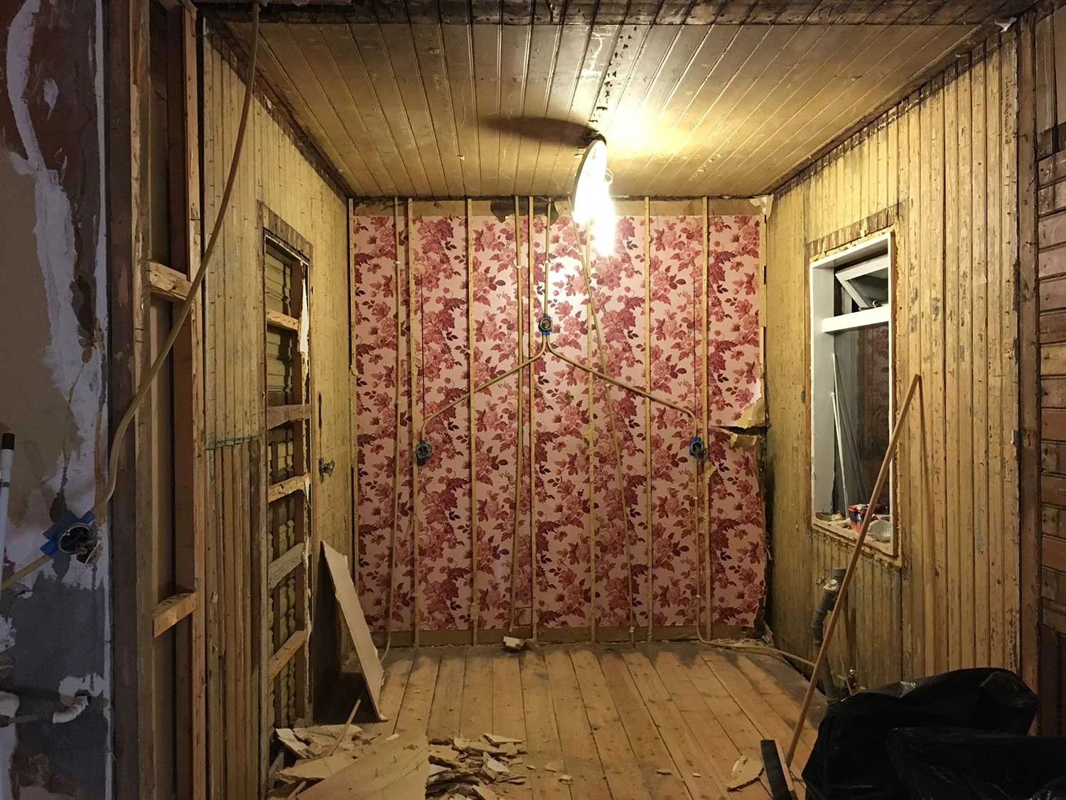 Allt farið af veggjum og lofti