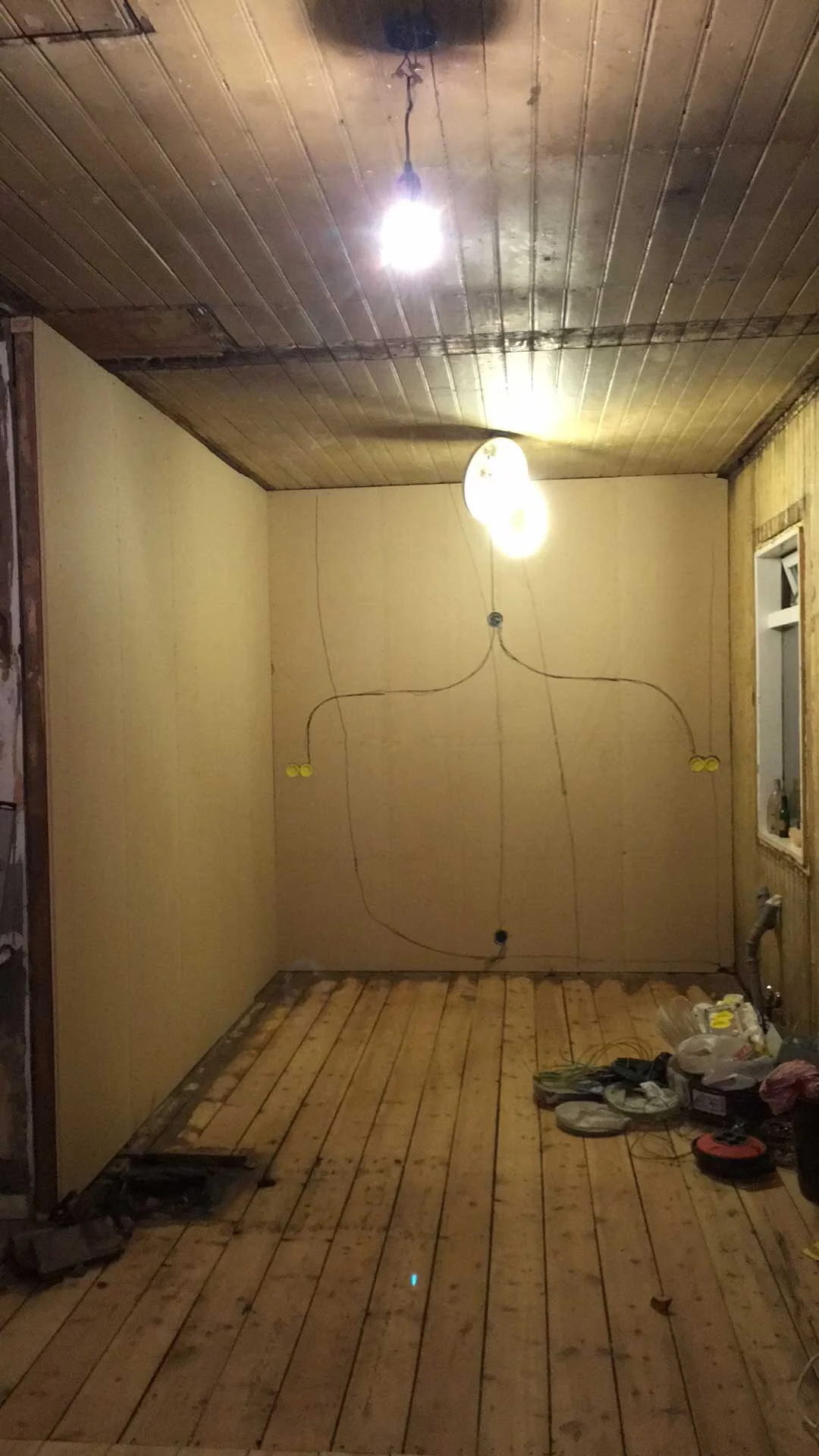 Hér er búið að lagfæra veggi og rafmagn