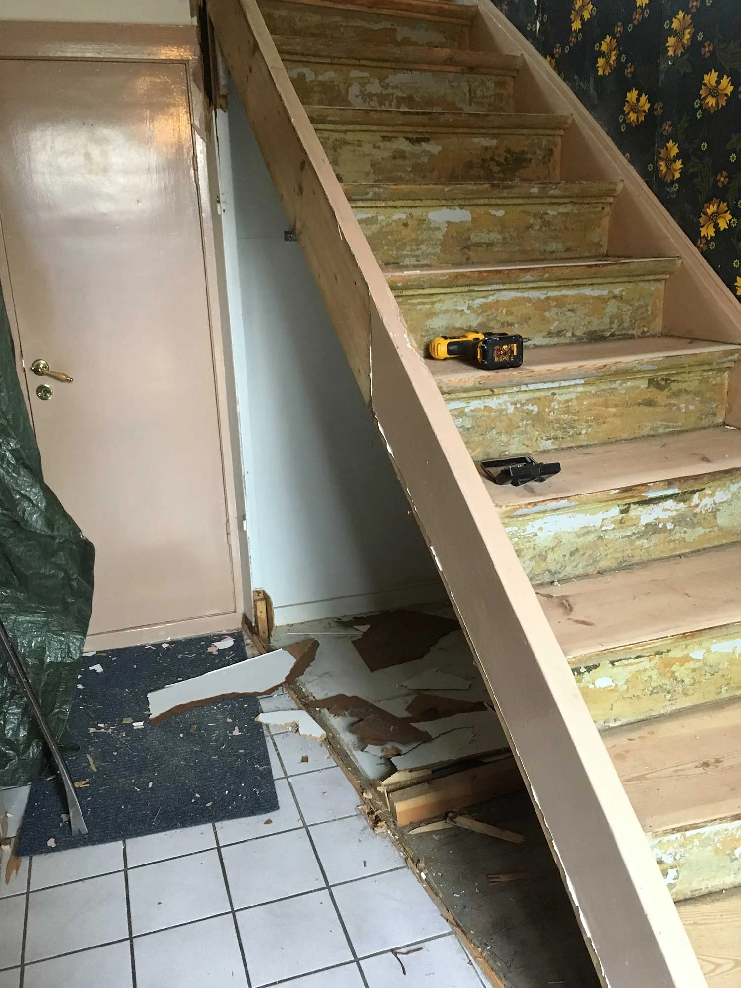 Búið að opna alveg undir stiganum, fullt af plássi sem má nýta