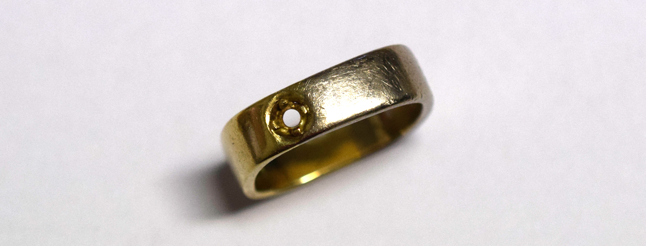 Claws have worn of and the gem lost.