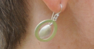  The photo of the lost earrings. 